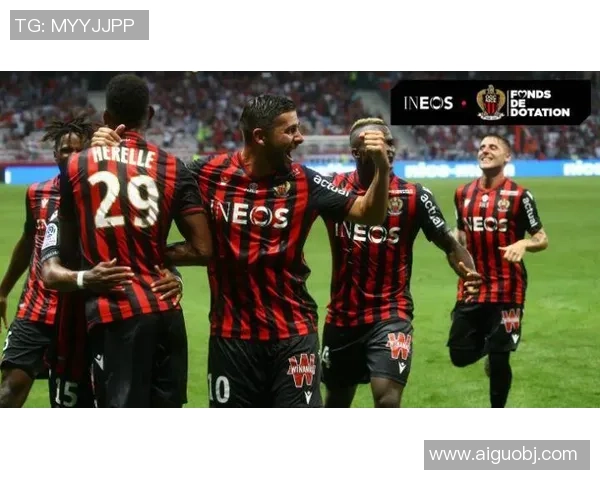 足球明星与俱乐部合影留念展现团队精神与荣耀时刻的精彩瞬间 足球明星与俱乐部合影留念展现团队精神与荣耀时刻的精彩瞬间